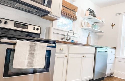 Columbia Apartment | Adorable 1BR Apt. w/KING bed 1 m. to square!