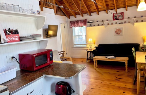 Ocean Park Cabin | Adorable 2 bedroom cabin only 50ft from Beach