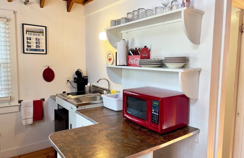 Ocean Park Cabin | Adorable 2 bedroom cabin only 50ft from Beach