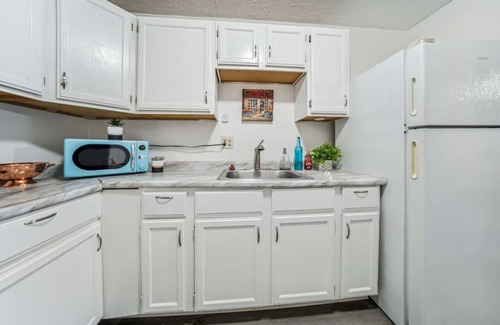 Euclid Apartment | Adorable 2 bedroom Cleveland apt with King