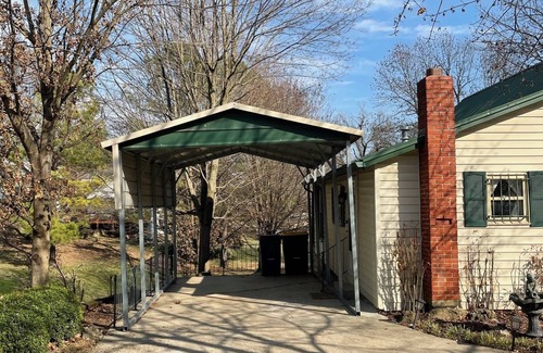 Harrison House | Adorable 2 Bedroom Cottage 3 blocks from downtown square