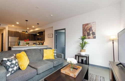 Historic Core Apartment | Adorable 2bed Apt with balcony & Rooftop Pool with stunning city skyline views