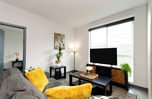 Historic Core Apartment | Adorable 2bed Apt with balcony & Rooftop Pool with stunning city skyline views
