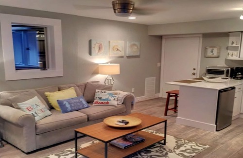 Del Mar Apartment | Adorable & Affordable! 1 BR! ~WiFi~ Walk to Beach & Shops