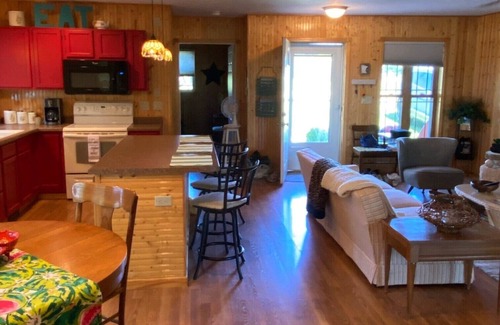 Frazee Cabin | Adorable and bright lake house! Retro feel all the modern amenities