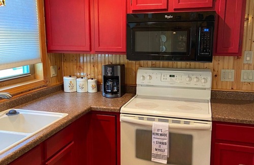 Frazee Cabin | Adorable and bright lake house! Retro feel all the modern amenities
