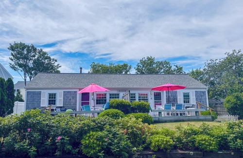 Dennis House | Adorable beach cottage, steps from Bayview Beach