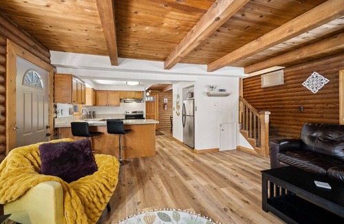 Tahoe Vista Cabin | Adorable Cabin 5-min walk to beach! Dog friendly!