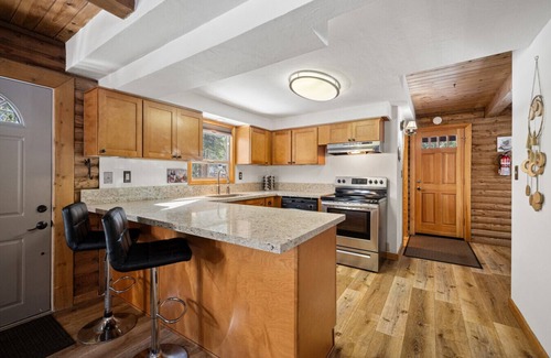Tahoe Vista Cabin | Adorable Cabin 5-min walk to beach! Dog friendly!