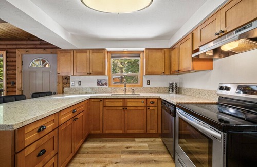 Tahoe Vista Cabin | Adorable Cabin 5-min walk to beach! Dog friendly!