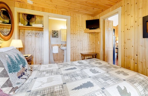 Thornton Cabin | Adorable cabin with WiFi, gas grill, pool, tennis & firepit