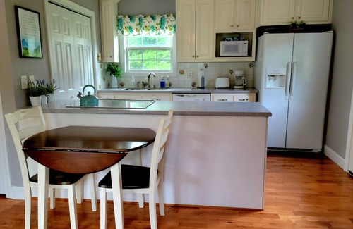 Young Harris Cottage | Adorable & Centrally Located Guest Cottage with Pool Access