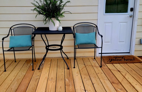 Young Harris Cottage | Adorable & Centrally Located Guest Cottage with Pool Access