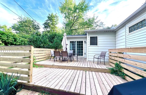 West Lafayette House | Adorable Comfy 4Bd3Ba Cottage walk to Purdue with Game Arcade + Ping Pong Table!