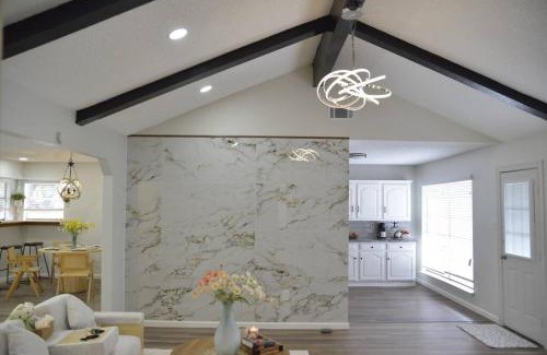 Barker House | Adorable & Convenient Home in Katy