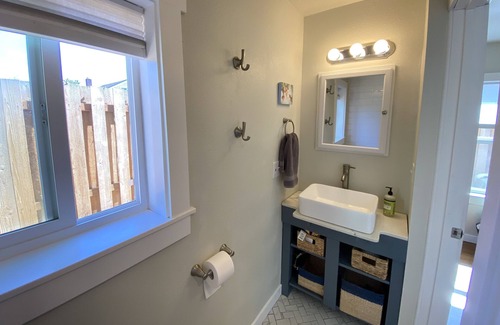 Corvallis Cottage | Adorable Cottage by the Park - Walk to Downtown Corvallis and O.S.U.
