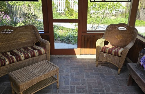 New Buffalo Cottage | Adorable Cottage New Buffalo, Mi. Near Grand Beach.1 Bedroom, Sleeps 5