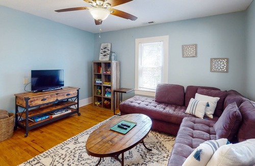 Lynn House | Adorable cottage with mountain views, fenced yard, firepit & W/D - dog-friendly