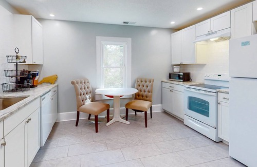 Lynn House | Adorable cottage with mountain views, fenced yard, firepit & W/D - dog-friendly