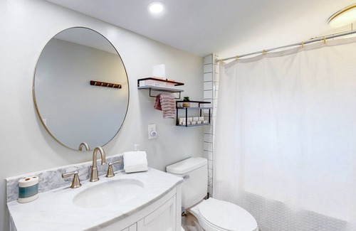 Lynn House | Adorable cottage with mountain views, fenced yard, firepit & W/D - dog-friendly