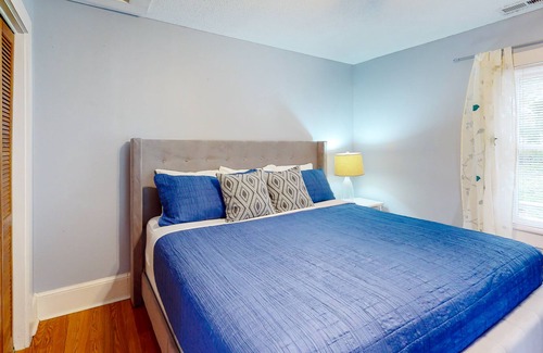 Lynn House | Adorable cottage with mountain views, fenced yard, firepit & W/D - dog-friendly