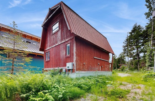 Alyeska House | Adorable cottage with spiral stairs - near skiing, hiking & airport