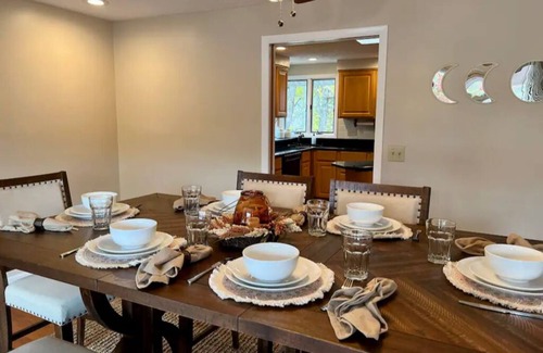 Black Mountain House | Adorable Downtown Black Mountain Retreat - Steps to Everything