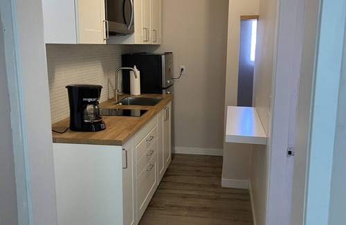 Sappertown House | Adorable entire one bedroom suite - 5 min to sky train