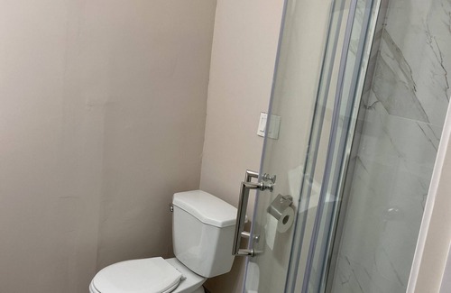 Sappertown House | Adorable entire one bedroom suite - 5 min to sky train