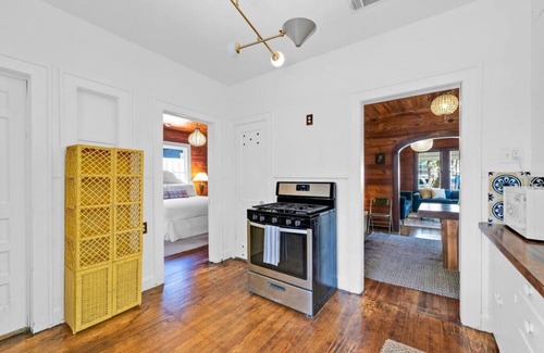 Cherrywood House | Adorable Historic Home, Super Close to UT, Moody Center, and Downtown