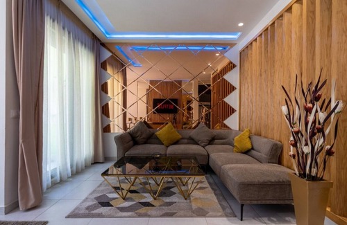 RACINE EXTENSION Apartment | Adorable King Size Bed Flat. Perfect for long Stays