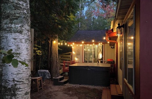 Gresham Cabin | Adorable Lakefront Cabin with HOT TUB!