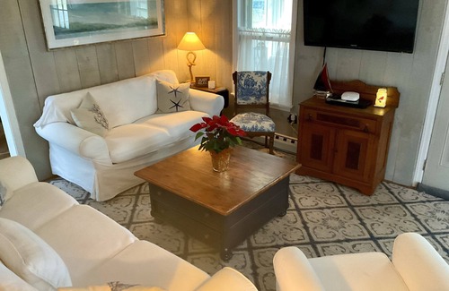 Westbrook Center Cottage | Adorable New England Cottage, 2 min walk to Beach 🏖️, Available year round