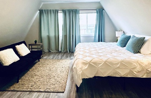 Point Roberts House | Adorable Newly Remolded A - Frame Cottage with Hot Tub