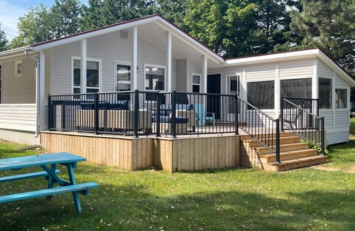 West Covehead Cottage | Adorable oceanfront 2 bedroom cottage plus bunkhouse - 15 min to Charlottetown