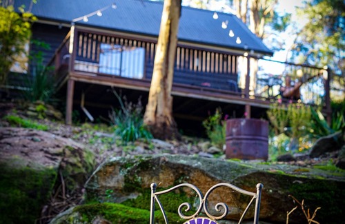 Sydney Cabin | Adorable private creekside cabin with outdoor bath