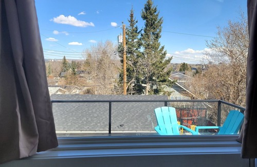 Southwest Calgary House | Adorable Space in Centre of Calgary
