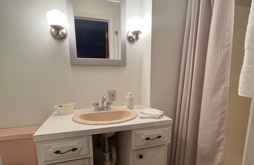 Amherst Apartment | Adorable studio apartment near Cedar Point and Cleveland