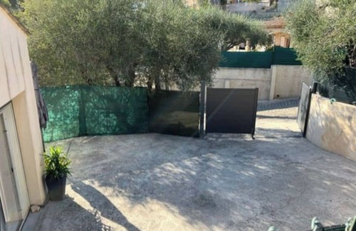 L'Ariane Apartment | Adorable studio (sleeps 3) with parking and outdoor space