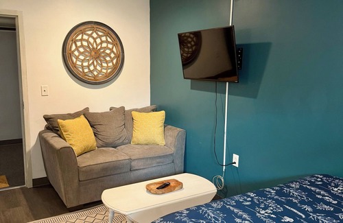 Lewistown Apartment | Adorable studio unit with full kitchen