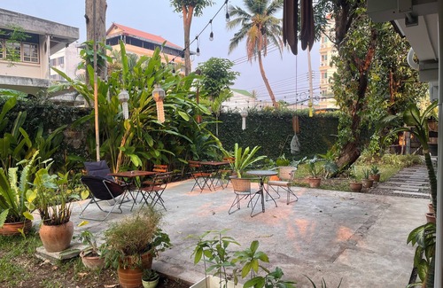 Chang Phueak House | Adorable sunny bedroom with AC in Doi Suthep and nimmamhaemin neighborhood.