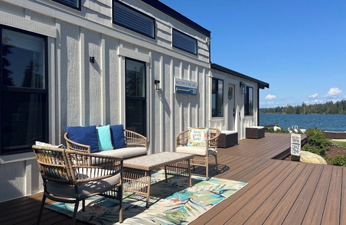 Bonney Lake House | Adorable Tiny Home on Lake Tapps with AC, WiFi, and Mountain Views!