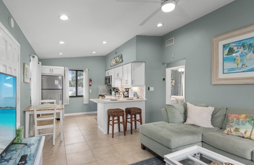 Sarasota Condo | Adorable two bedroom condonwalk to the beach and st Armand’s circle