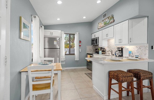 Sarasota Condo | Adorable two bedroom condonwalk to the beach and st Armand’s circle