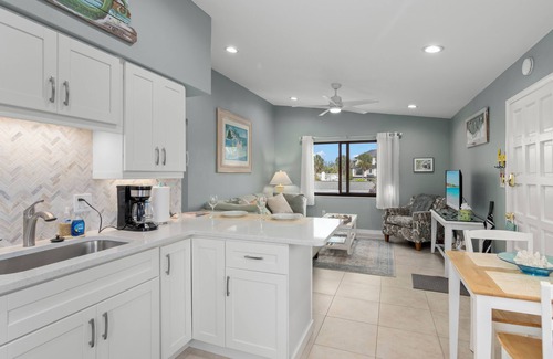 Sarasota Condo | Adorable two bedroom condonwalk to the beach and st Armand’s circle