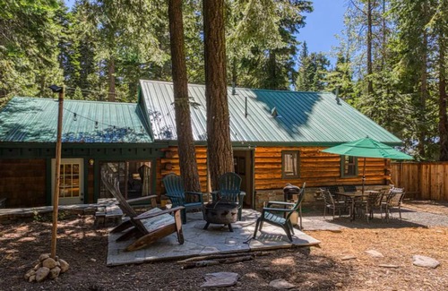 Tahoe Pines Cabin | Adorable updated cabin walking distance to the lake!