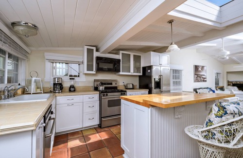 Venice Cottage | Adorable Venice Canal Home, Sleeps 6 + Row boat