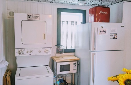 Kitty Hawk Cottage | Adorable vintage cottage CENTRAL LOCATION Dog friendly and 7 night discount