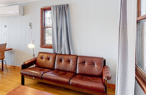Orrs Island Cottage | Adorable waterfront escape with deck, high-speed WiFi, full kitchen & grill