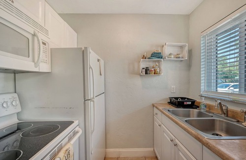 Sarasota Apartment | Adorable1/1 - Walk to Siesta Key!